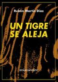 un tigre se aleja