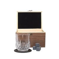 cofre de whisky en madera con bajo plato y cubitos de hielo de piedra