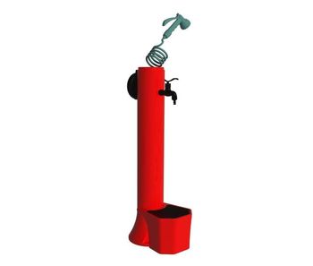 Fuente de jardín roja modelo tritone-pro. doble conexión de agua, cesta en la base y manguera flexible de 7,5 m de longitud para regar el jardín o los espacios exteriores. fabricado en polietileno de alta resistencia. todo listo para un fácil montaje.