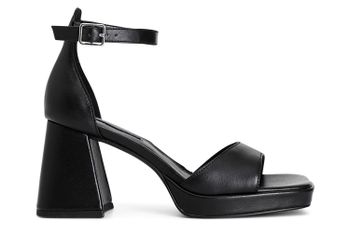 sandalias cerradas por detrás de piel black