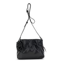 bandolera suave con pliegues efecto napa y aplique a juego black