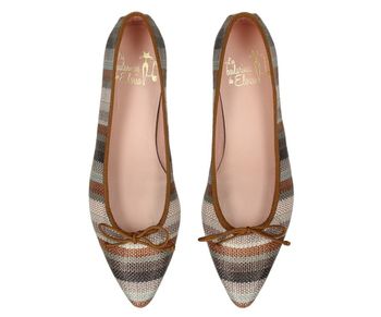 Bailarina con punta alargada en rafia a rayas tonos beige y marrones.