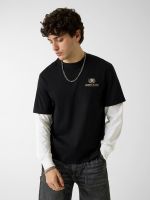 camiseta con logo estampado