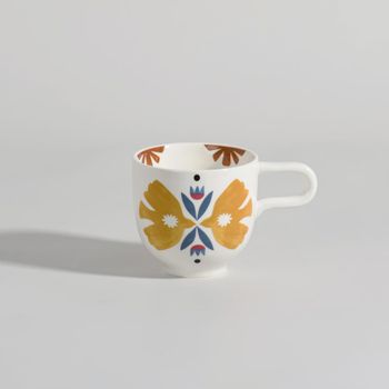 Taza de gres blanco y azul con pájaros