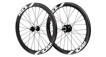 Par de llantas pride racing gravity control v2 20   451    10x100   10x110 mm   6 agujeros   negro blanco brillante
