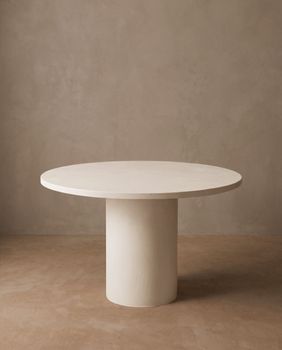 Mesa de comedor redonda de microcemento en tono blanco roto 120x75cm