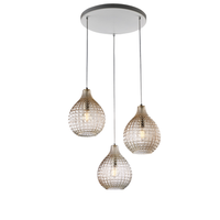 diamante - lampara colgante blanca y cromo con cristal ambar efecto diamante y cables orientables 3 luces