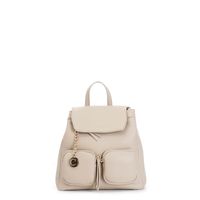 mochila con bolsillos y charm metalico beige