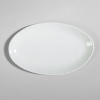 fuente de ceramica blanca con borde de perlas