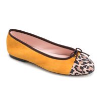 bailarina ante amarillo