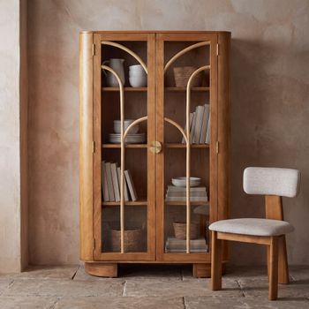 Vitrina de mango macizo, vidrio y ratán con 2 puertas
