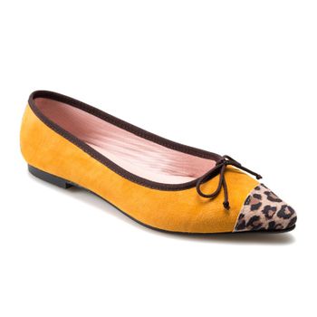 Bailarina ante amarillo