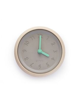 Reloj de pared en madera y hormigón agujas azules