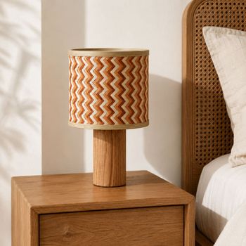 Lámpara de mesa de madera de roble y trenzado de bambú.