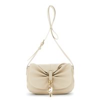 bolso de hombro con solapa efecto piel martillada y charm con logo sand