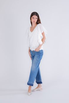top de mujer con puntada de encaje y mangas con volantes off white