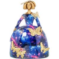 figura menina cielo nocturno y dorado