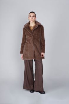 abrigo con efecto piel mink
