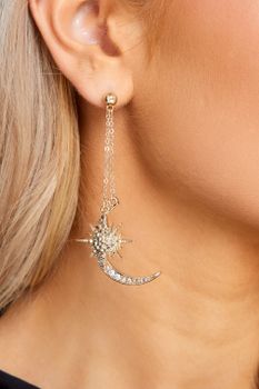 Pendientes Largos Dorados De Estrella Y Luna