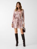 vestido mini ajustado y acampanado