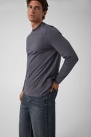 camiseta con logo en relieve