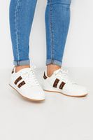 deportivas blancas anchas con franjas negras