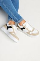 deportivas anchas blancas contraste con suela gruesa