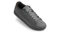 par de zapatillas giro deed grises