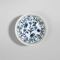 plato hondo de ceramica blanca con flores azules