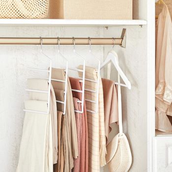 4 perchas para pantalones de metal cromado de color blanco