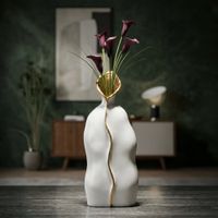 jarron de ceramica blanca y dorada 16x8x40 cm