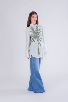 camisa de rayas con palmera bordada striped multigreen