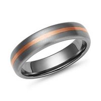 anillo de titanio mate con incrustacion de oro rojo 14 quilates