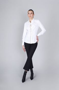 camisa de popelina con ribete de pedrería en la parte delantera. white