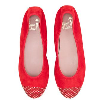 Bailarina plana en ante rojo con tachas, sin cordón y elástico en tobillo.