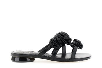 sandalias tipo pantuflas efecto piel con aplicaciones de flores black