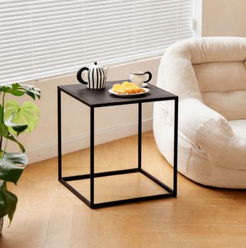 Mesa auxiliar estilo industrial en acero negro