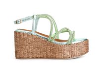 sandalias con tiras cruzadas de pedreria sobre cuna de rafia green