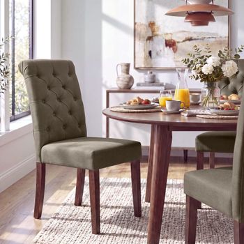 Silla con patas de madera y asiento en tela gris topo