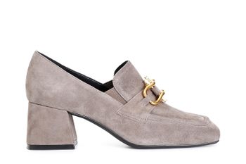 mocasín de ante con accesorio y tacón de 60 mm. taupe