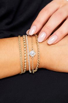 Juego 5 Pulseras Doradas Con Cristal Brillo