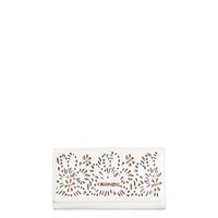 cartera grande con solapa perforacion laser y aplicacion de remaches letras white taglia unica