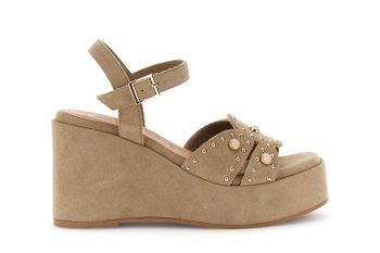 sandalias de cuña de ante gilda con tachuelas y cabujones sand