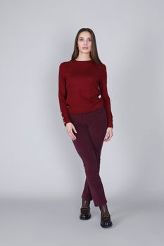 suéter de cuello redondo con botones en las mangas. burgundy l