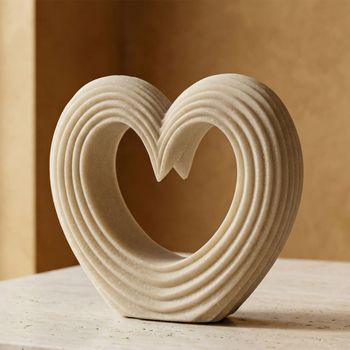 Estatuilla de corazón de resina beige 21x6x19 cm