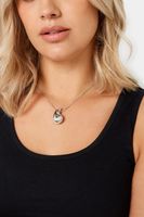 collar plateado con colgante plateado