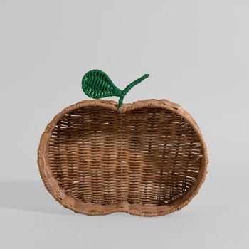 Cesta con forma de manzana de ratán marrón y verde