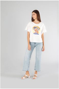 camiseta de manga corta con estampado de mujer con sombrero. white