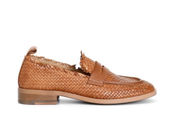 mocasines de mujer de piel con trenzado. tan