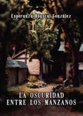 la oscuridad entre los manzanos